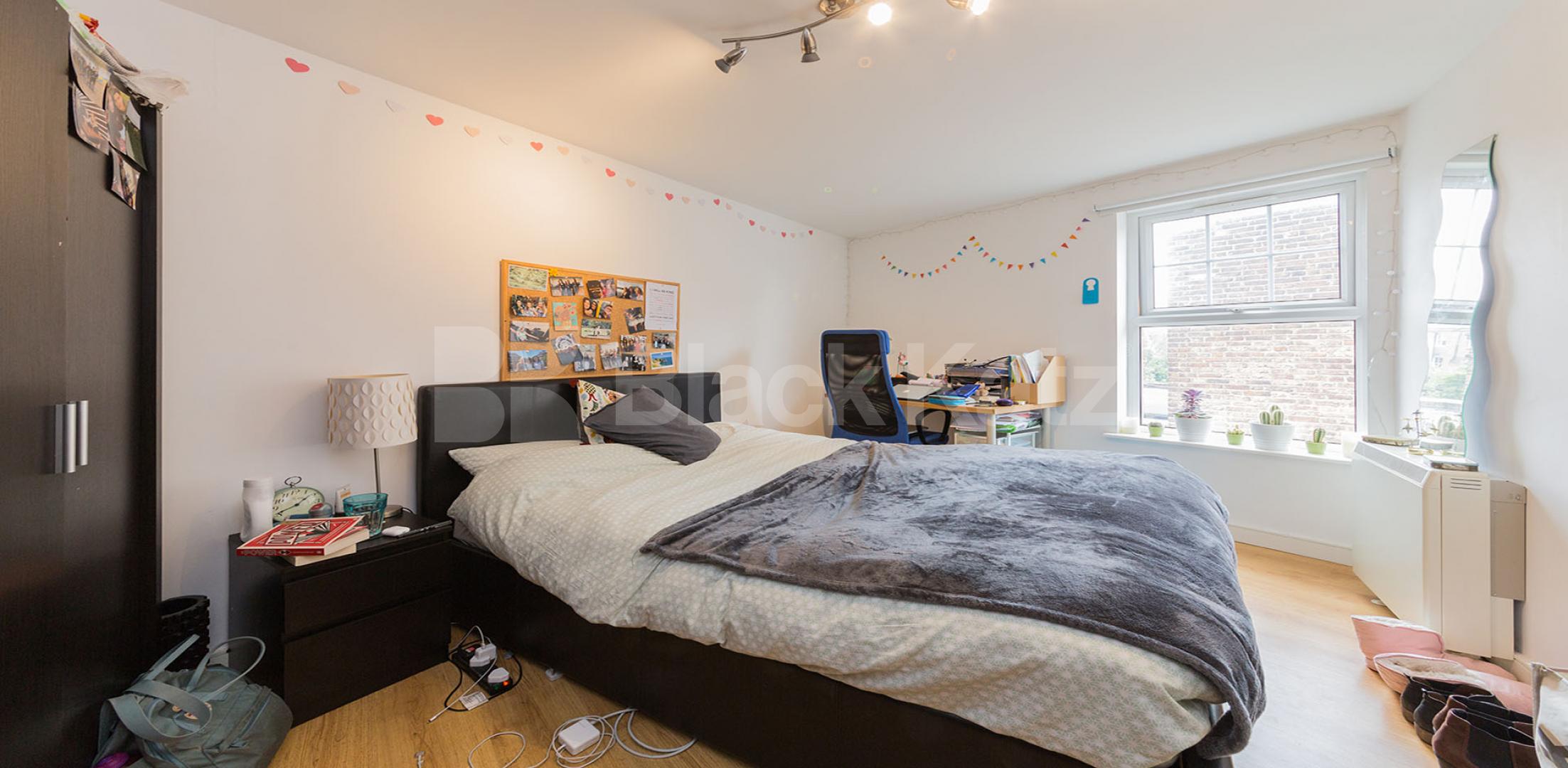 			PERFECT FOR 3 OR 4 SHARERS!, 3 Bedroom, 1 bath, 1 reception Apartment			 Criterion Mews, ARCHWAY N19